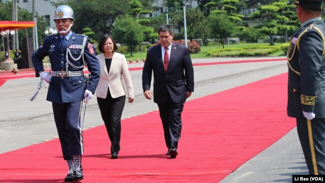 Tổng thống Thái Anh Văn tiếp đón Tổng thống Paraguay Cartes ở Đài Bắc vào ngày 12/7/2017.