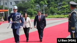 巴拉圭总统卡特斯与台湾总统蔡英文2017年7月12日检阅三军仪仗队（美国之音黎堡摄）