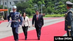 巴拉圭总统卡特斯与台湾总统蔡英文2017年7月12日检阅三军仪仗队(美国之音黎堡摄)