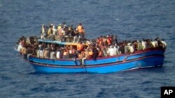 2014年6月29日，意大利海軍發布的圖片顯示，意大利海軍在地中海發現一艘滿載難民的船隻。