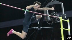 Atlet lompat galah Renaud Lavillenie mematahkan rekor 21 tahun lewat lompatan 6,16 meter dalam pertandingan di Donetsk, Ukraina (15/2).