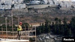 Un ouvrier travaille sur un site de construction dans la colonie israélienne de Ramot, près de Jérusalem, le 22 janvier 2017. 