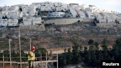 Робітник на місці побудови нового єврейського поселення на Західному Березі