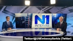 Američki ambasador u Beogradu Kristofer Hil tokom intervjua za N1 (Foto: Twitter/@USEmbassySerbia)