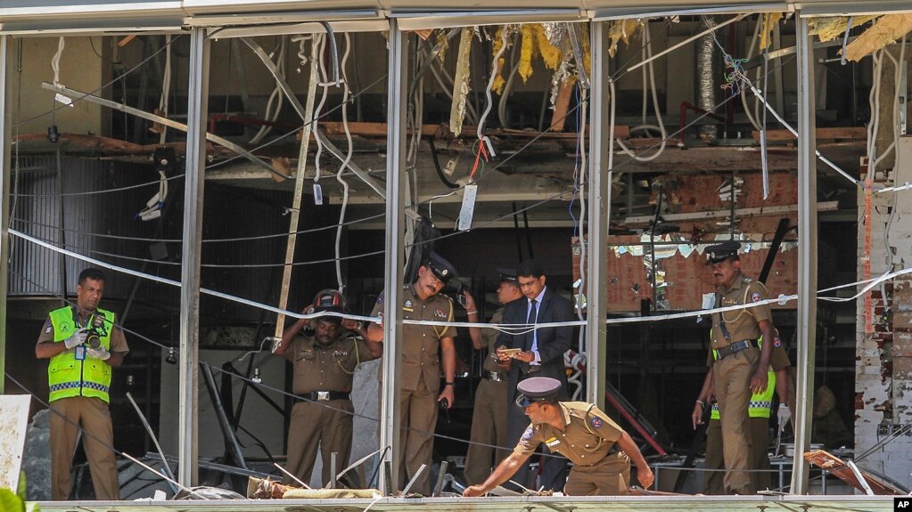 Polisi Srl Lanka memeriksa salah satu lokasi ledakan di hotel Shangri-la, di ibu kota Kolombo, Minggu (21/4).