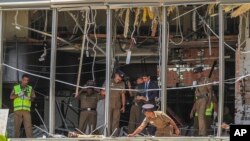 Polisi Srl Lanka memeriksa salah satu lokasi ledakan di hotel Shangri-la, di ibu kota Kolombo, Minggu (21/4). 
