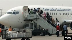 Para penumpang menaiki pesawat Garuda Indonesia di Bandara Internasional Soekarno-Hatta, Jakarta (foto: dok). Sebagian besar pilot Garuda merencanakan pemogokan Kamis ini.