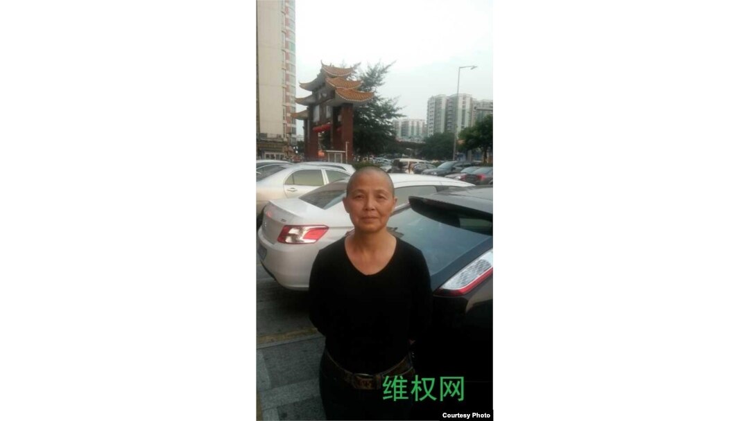 上海市民沈艳秋剃光头声援香港”和平占中“。(维权网图片)