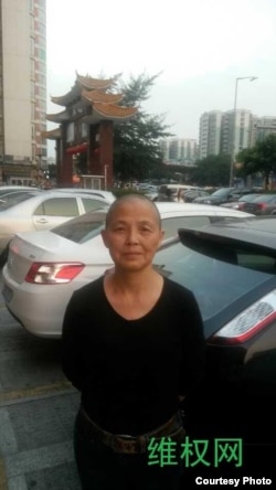 上海市民沈艳秋剃光头声援香港”和平占中“。(维权网图片)