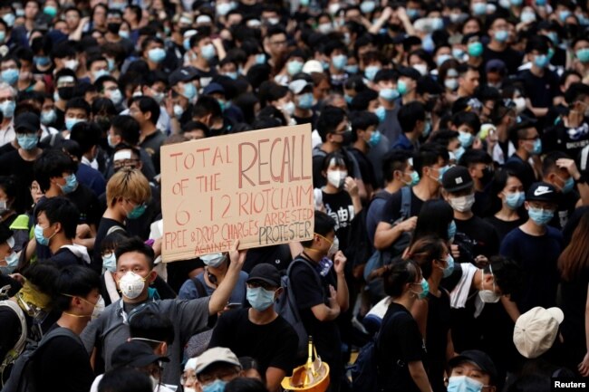 抗议者于2019年6月21日聚集在中国香港警察总部外。