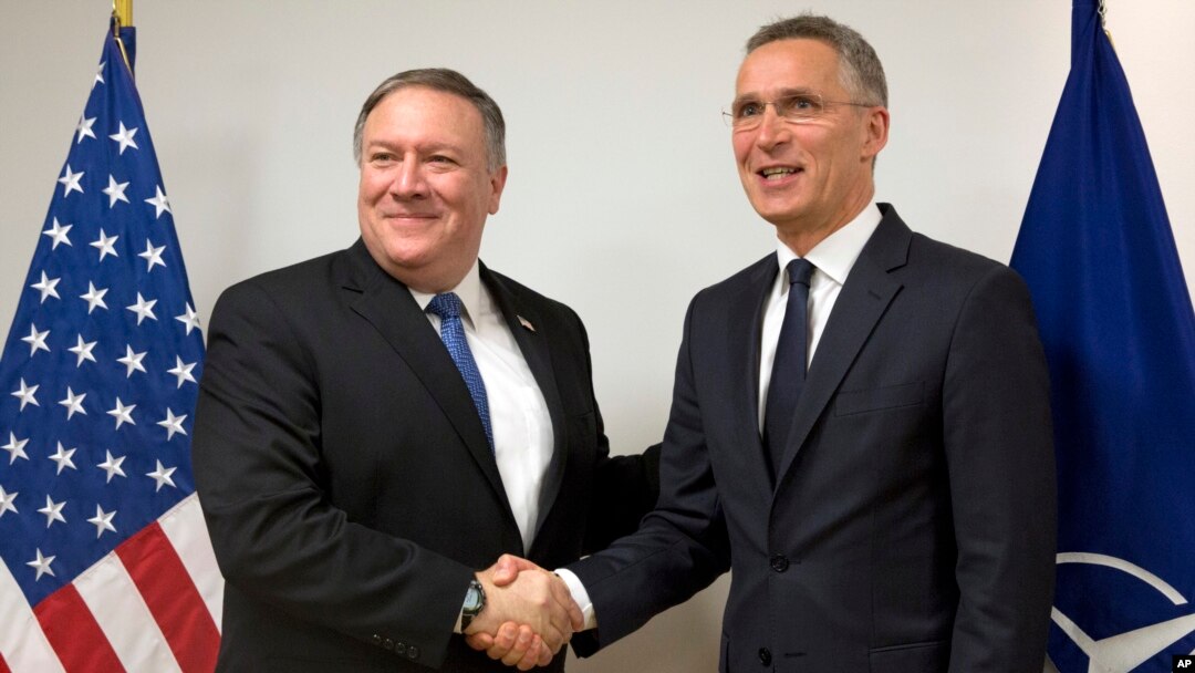 Američki šef diplomatije Majk Pompeo sa generalnim sekretarom NATO-a Jensom Stoltebnbergom u Briselu 27. aprila 2018.
