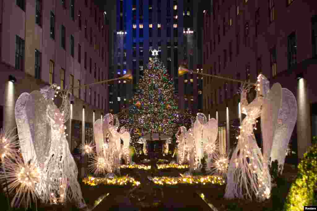 Pohon Natal dan hiasan Natal lainnya tampak menyala di Rockefeller Center, Manhattan, New York.