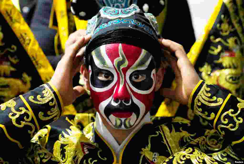 A Beijing Opera performer prepares for a countdown event celebrating the New Year at Yongdingmen Gate in Beijing, China, Dec. 31, 2017.