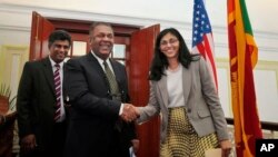 美國助理國務卿比思瓦爾(右）在科倫坡會見了斯里蘭卡外長薩馬拉維拉（左）。