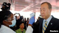 Le secrétaire général de l'ONU se fait prélever la température à son arrivée à l'aéroport international de Monrovia, au Liberia, le 19 décembre 2014.