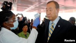 El secretario general de la ONU llegó a Liberia, donde le tomaron su temperatura en el aeropuerto. 