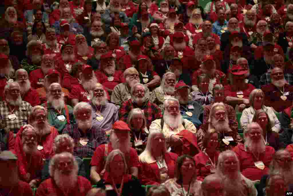 عکس دسته جمعی شرکت کنندگان در مدرسه بابا نوئل در ایالت میشیگان آمریکا.