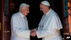 Ratzinger,izquierda, de 86 años llega después de más de dos meses para establecerse en su nueva residencia en el Vaticano y es recibido por el papa Francisco.