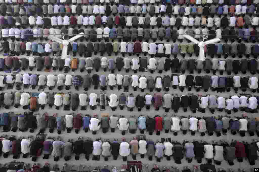 نماز دانشجویان مدرسه ای در اندونزی در ماه رمضان.