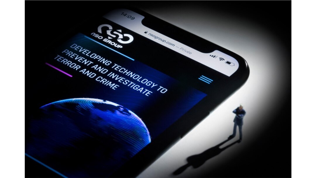 Ilustrasi peretasan pada smartphone di Paris, menampilkan situs web NSO Group Israel yang menampilkan spyware 'Pegasus', 21 Juli 2021. (AFP)