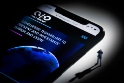 Ilustrasi peretasan pada smartphone di Paris, menampilkan situs web NSO Group Israel yang menampilkan spyware 'Pegasus', 21 Juli 2021. (AFP)