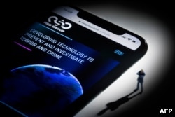 Sebuah telepon pintar yang terkena spyware 'Pegasus', dipamerkan di Paris pada 21 Juli 2021. (Foto: AFP)