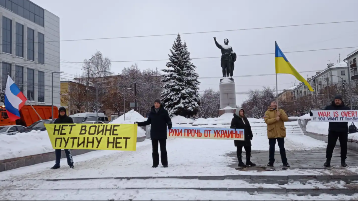 В Кирове прошел согласованный пикет против войны с Украиной