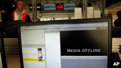 A computer screen is pictured at TV5 Monde after the French television network was hacked by people claiming allegiance to the Islamic State group, in Paris, France, April 9, 2015. 