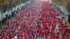 Ribuan Orang Ikuti Lomba Lari Santa di Madrid