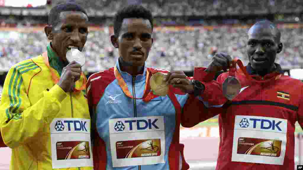 De gauche, Yemane Tsegay de l&#39;Éthiopie, Ghirmay Ghebreslassie de l&#39;Érythrée et Munyo Salomon Mutai de l&#39;Ouganda célèbrent leurs médailles d&#39;argent, d&#39;or et de bronze après le marathon masculin aux Championnats du monde d&#39;athlétisme au stade Nid d&#39;oiseau à Pékin, 22 août 2015.&nbsp;