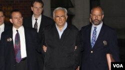 Managing Director IMF, Dominique Strauss Kahn saat ditangkap oleh polisi di bandara New York sebelum terbang ke Paris, Sabtu (14/5).