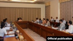 သမၼတအိမ္ေတာ္တြင္ က်င္းပသည့္ သမၼတ႐ံုး ဝန္ႀကီး၏ ျပင္ဆင္ဖြဲ႕စည္းခဲ့သည့္ ၀န္ႀကီးဌာနမ်ား၏ ဖြဲ႕စည္းပံုျပင္ဆင္ေရးဆြဲေရး ညႇိႏႈိင္း အစည္းအေ၀း။ (ဧၿပီ ၂၁၊ ၂၀၁၆) - MOI
