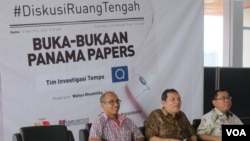 Wakil Ketua Komisi Pemberantasan Korupsi (KPK) Saud Situmorang (Tengah), wartawan Tempo, Philipus Parera (kiri), Direktur Eksekutif Center for Indonesia Taxation Analysis Yustianus Prastowo (kanan) dalam diskusi tentang Panama Paper di Kantor Tempo, 14 Ap