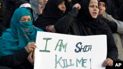 مظاهره کنندگان شعیه در ایالت بلوچستان علیه گروه های افراطی سنی و خشونت فرقه یی احتجاج می کنند.