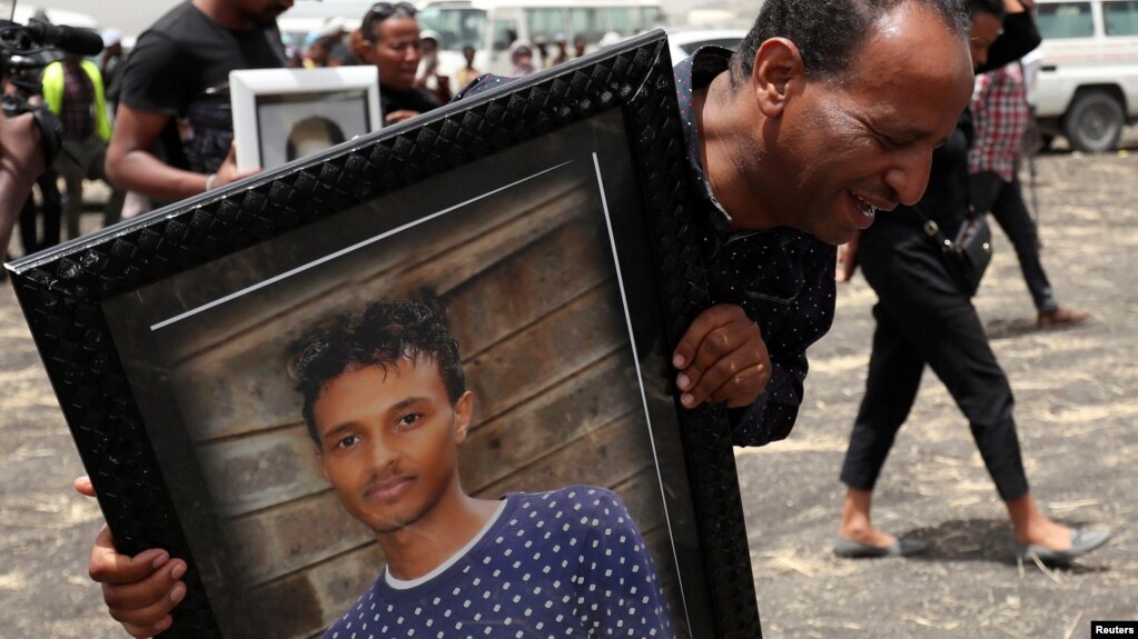 በአይሮፕላን አደጋው ሕይወቱን ያጣው የ27 ዓመቱ ሲድራክ ጌታቸው ፎቶ ግራፍ በዘመዶቹ ተይዞ