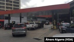Los venezolanos rechazan el alza en el precio de la gasolina que impondrá el gobierno.