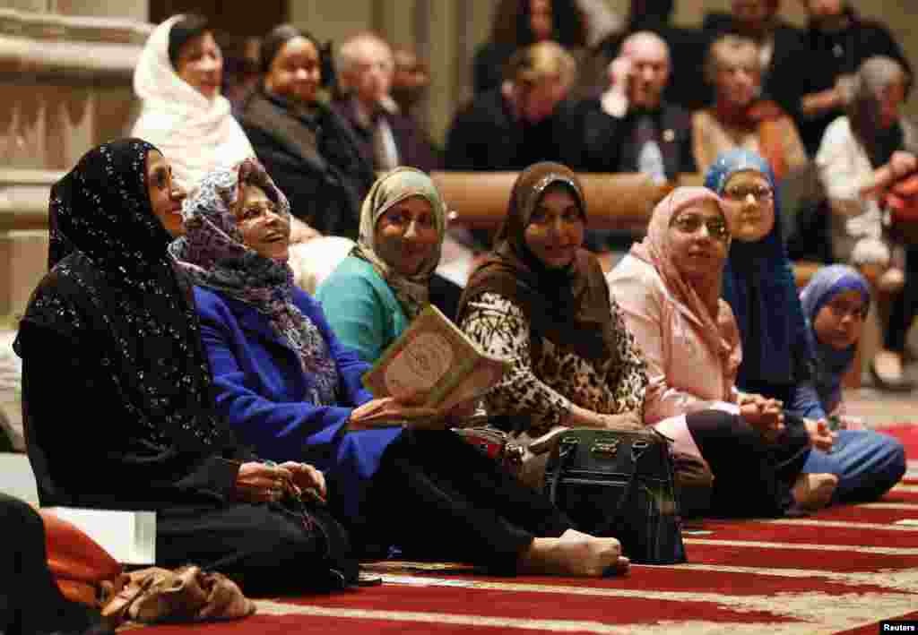 واشنگٹن نیشنل کتھیڈرل میں خواتین بھی جمعے کی نماز کی ادائیگی کےلیے جمع ہیں