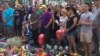 數以千計認識在奧蘭多的飛利浦中心門外悼念槍擊案的死者。