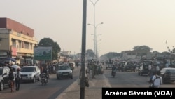 Le marché Total, l'un des plus grands de Brazzaville, est resté sans électricité, le 30 août 2021. (VOA/Arsène Séverin)