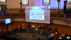 獨立維吾爾法庭成員在倫敦首次開庭聽證時就座。(2021年6月4日)