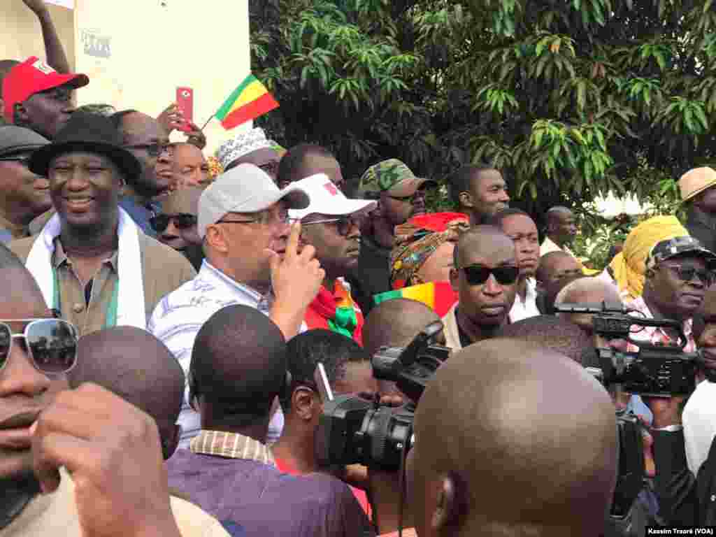 Thousands of opposition militants marched, Friday, May 8, 2018. Photo VOA Kassim Traoré.