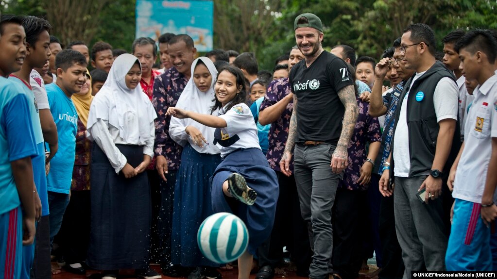 UNICEF Goodwill Ambassador David Beckham bermain sepak bola dengan murid-murid dan guru SMPN 17 Semarang dalam kampanye anti perundungan di sekolah yang disponsori UNICEF (foto: dok). 