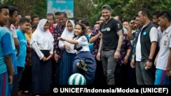 Usually students should not dillydally on the playground -- unless a famous soccer star visits. Here, former UNICEF Goodwill Ambassador David Beckham plays football with students and teachers at the SMPN 17 school in Semarang, Indonesia, March 27, 2018. (Photo UNICEF)