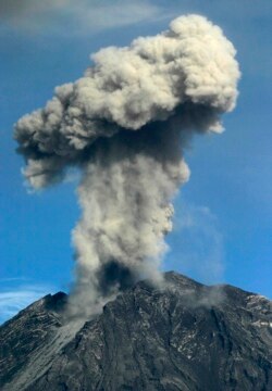 Gunung Semeru mengeluarkan asap, 18 Maret 2007. (Foto: REUTERS/Sigit Pamungkas)
