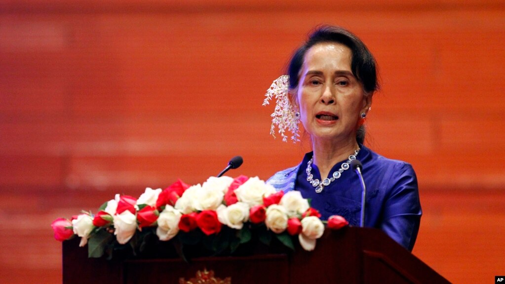 Bà Aung San Suu Kyi phát biểu trong lễ ký "Thỏa thuận Ngưng bắn Toàn quốc" tại Trung tâm Hội nghị Quốc tế Myanmar ở Naypyitaw, ngày 13/2/2018.