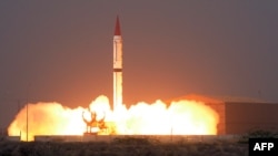 این تصویر را دولت پاکستان از آزمایش موشک شاهین سه منتشر کرده است. پاکستان می گوید برد موشک ۲۷۵۰ کیلومتر است.