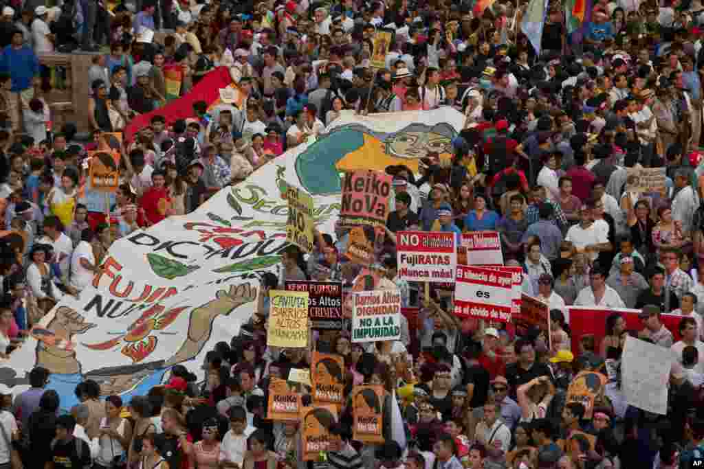 دختر فوجیموری رئیس جمهوری پرو در حالی در انتخابات به دور دوم رفت که برخی مثل این معترضان، به دوران پدر او و کودتایی که آلبرتو فوجیموری کرد، اعتراض دارند.