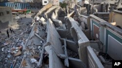 팔레스타인 자치령인 가자지구에서 이스라엘의 공습이 있은 후 건물이 파괴됐다. 