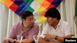 El expresidente Evo Morales y el actual candidato del MAS, Luis Arce Catacora, conversan durante un evento celebrado en Buenos Aires, Argentina, el pasado 17 de febrero.