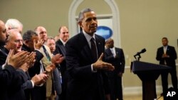 Prezident Obama immigratsiyaga oid uchrashuv so'ngida yig'in ishtirokchilari bilan ko'rishmoqda, Vashington, 13-may, 2014-yil.